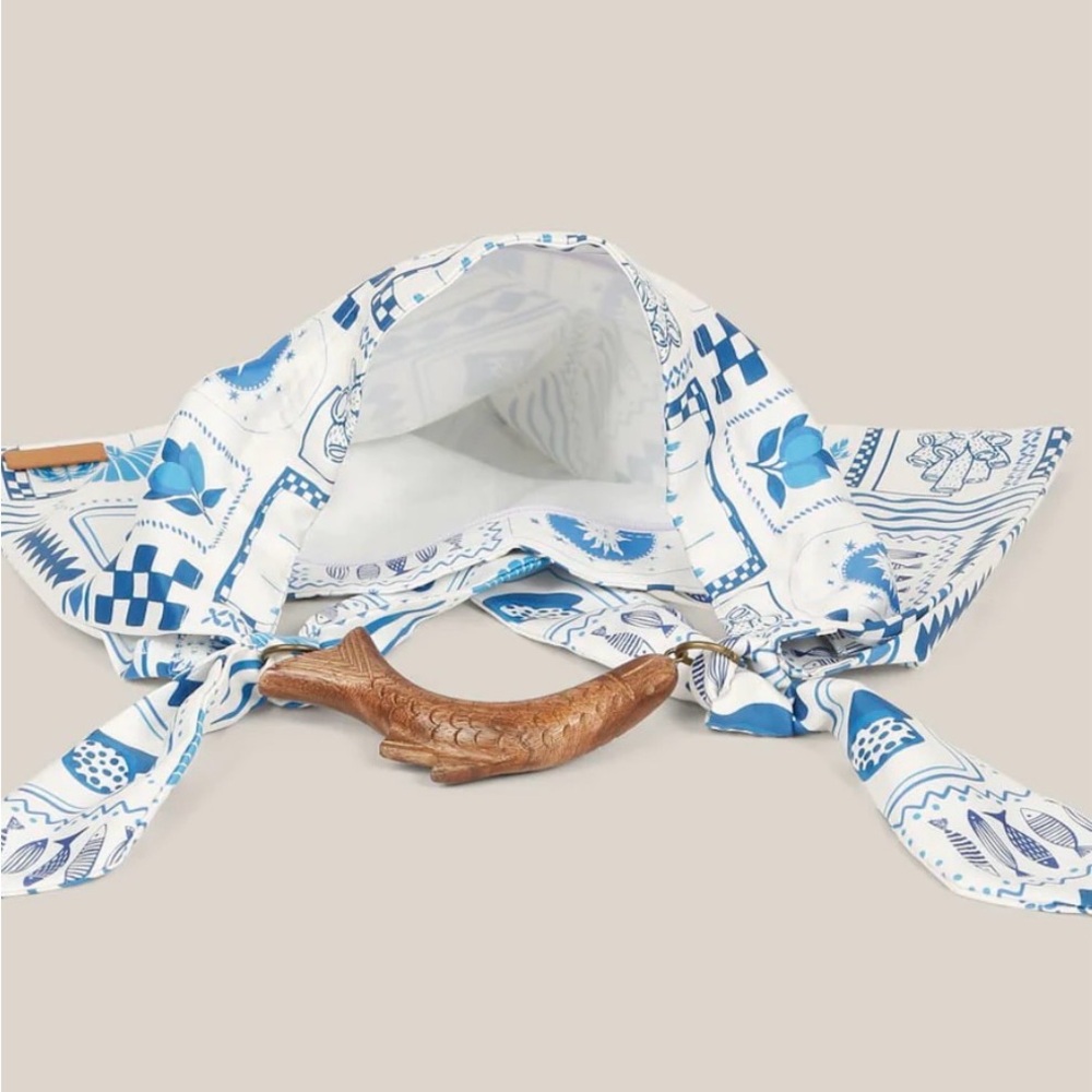 New  farm rio like Blue & White silk scarf Tote Bag zipper & wood fish handle - Picture 4 of 4